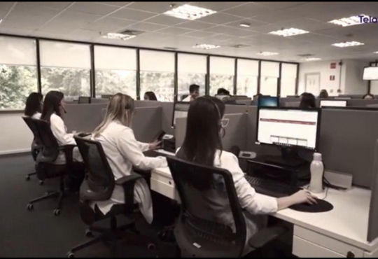 De acordo com o texto, a telemedicina é a transmissão segura de dados e informações médicas, através de texto, som, imagens ou outras formas necessárias