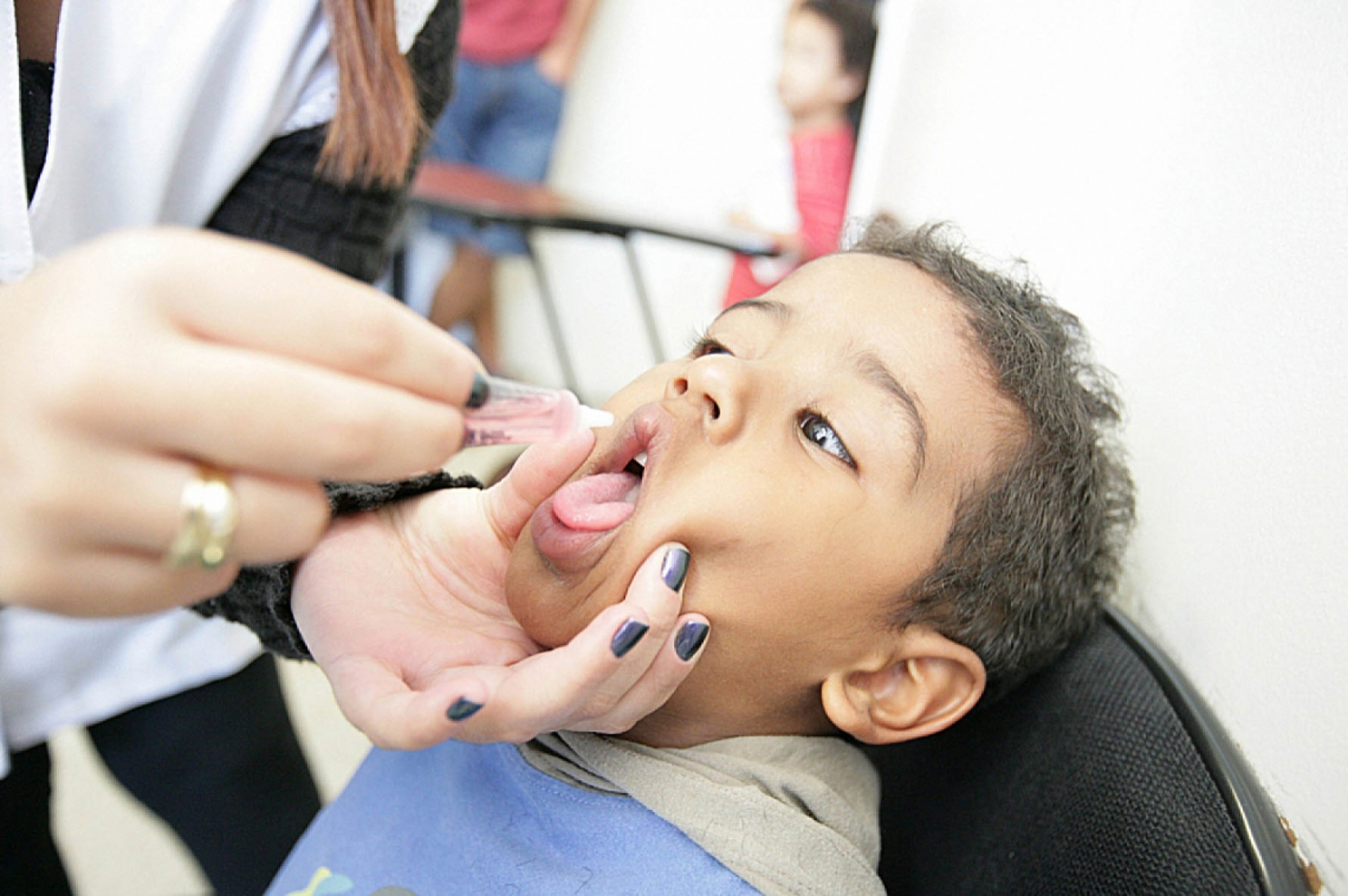Criança é vacinada em Santos