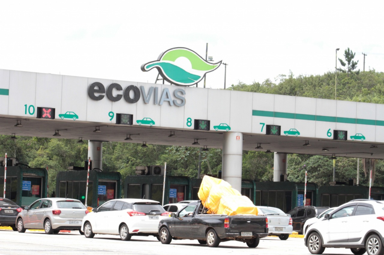 Entre 20% e 50% da velocidade permitida média, com 5 pontos na CNH e multa de R$ 195,23