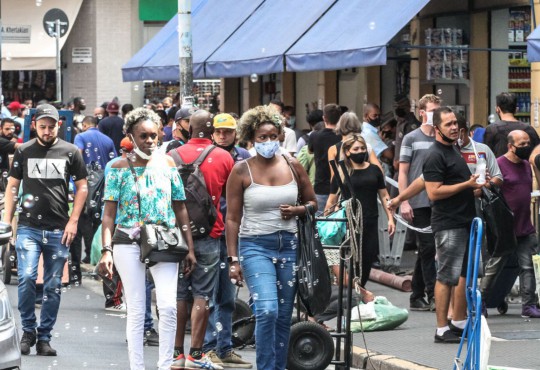 Movimentação em rua de comércio popular