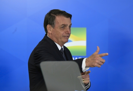 O presidente Jair Bolsonaro (sem partido) tem tomado medidas para flexibilizar o porte de armas pela população