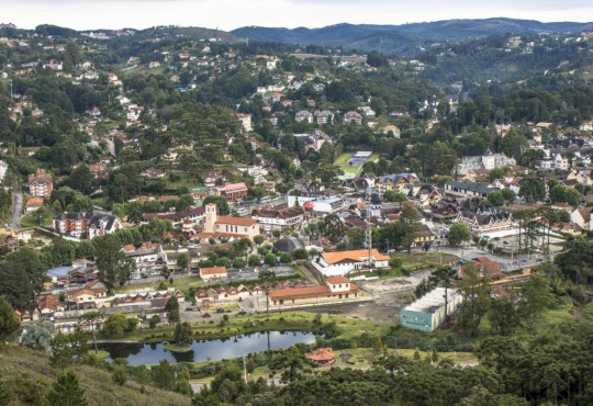 Campos do Jordão fica a pouco mais de 1.600 m de altitude, o que dá à cidade uma temperatura mais amena durante o ano todo e, claro, frios mais intensos no inverno, com direito a geadas e termômetros abaixo de zero