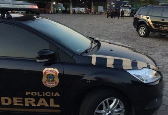 O trabalho dos agentes de campo de encerrou por volta de 8h, quando as equipes, levando os homens detidos e outros itens como malotes, retornaram à sede da Polícia Federal no Centro de Santos