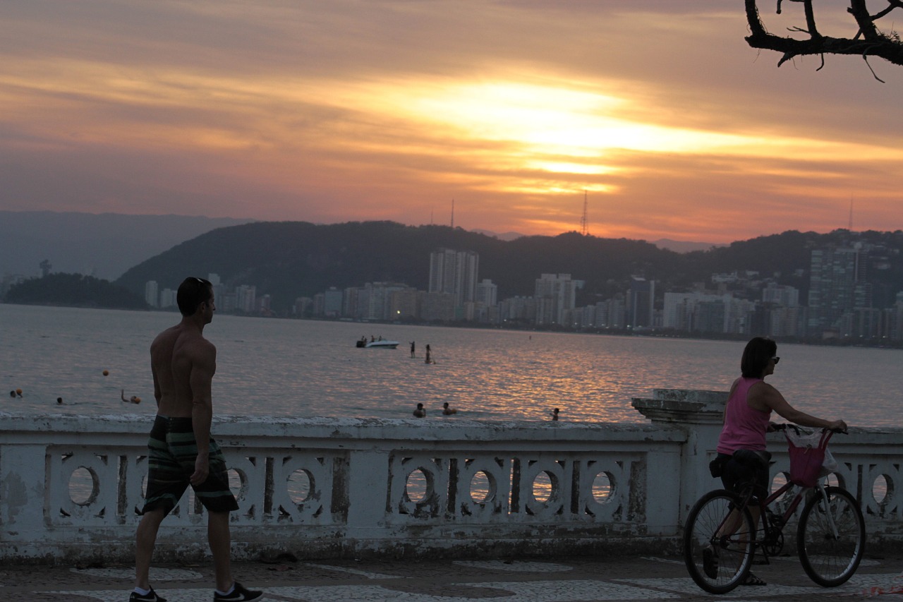 De acordo com os portais Climatempo e Weather.com, Santos e região terão uma segunda-feira (24) de temperaturas amenas, mas com um sol que não deverá se esconder ao longo do dia