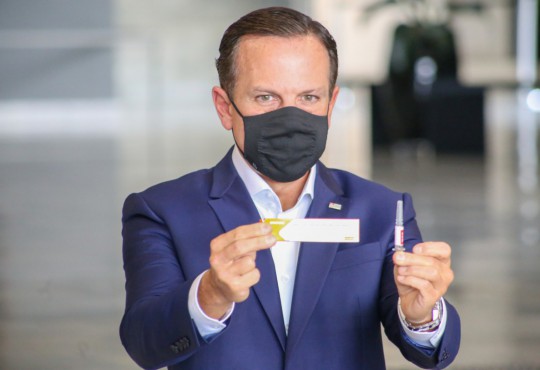 Governador do estado de SP, João Doria, mostra dose da CoronaVac, em foto de arquivo