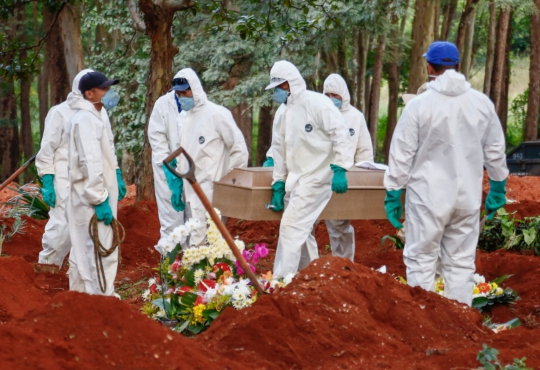 O levantamento aponta que, para 62,1% dos entrevistados, o governo do ex-presidente Jair Bolsonaro e o Ministério da Saúde foram os principais responsáveis pelas mortes