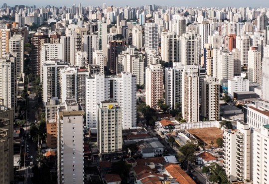 Para grandes condomínios, já são usados drones que monitoram a área e podem notificar equipes humanas para tomar decisões.