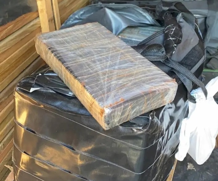 Cocaína que estava embalada em tabletes ficou espalhada em área extensa, junto com os destroços do helicóptero (Foto meramente ilustrativa)