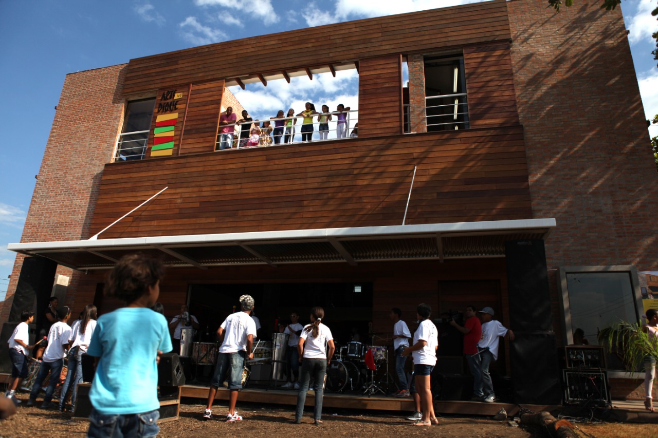 Durante 10 anos consecutivos, foi compositora da Banda Mole, tradicional no carnaval santista, compondo marchinhas que tinham como tema sátiras políticas