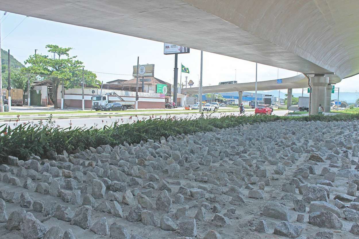 Sob o viaduto de entrada de Santos, Prefeitura colocou pedras para evitar a ocupação; Administração nega objetivo da iniciativa