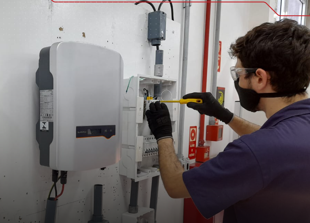 Os candidatos devem ter 18 anos completos na data de início do curso e no máximo 24 anos antes do concluírem o curso