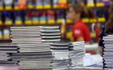 Além de todos os custos extras com taxas de material, matrícula, cursos de férias, os pais devem prestar muita atenção aos detalhes do acordo selado com a escola