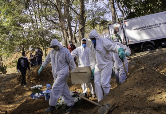 Doença que continua a fazer vítimas mais de dois anos após o primeiro caso ser registrado em Wuhan, na China