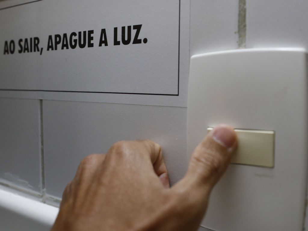 Conta de luz tem ficado mais cara e a dica é tentar economizar na energia elétrica de todas as maneiras possíveis