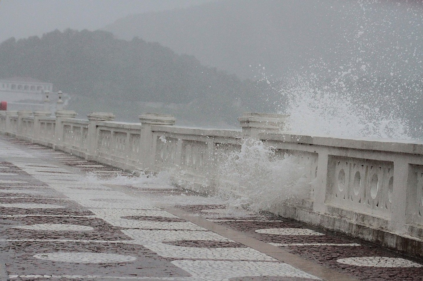 A Defesa Civil recomenda que as pessoas evitem a prática de esportes no mar, como como surfe, windsurfe e kitesurf