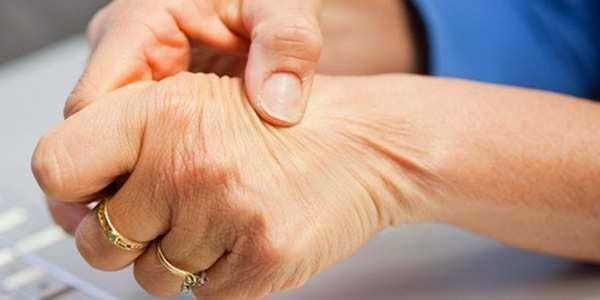 Esclerose Múltipla é uma doença autoimune, crônica, progressiva e silenciosa que acomete principalmente mulheres jovens de 20 a 40 anos