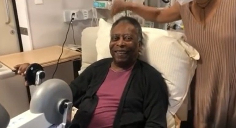 Pelé recebe alta