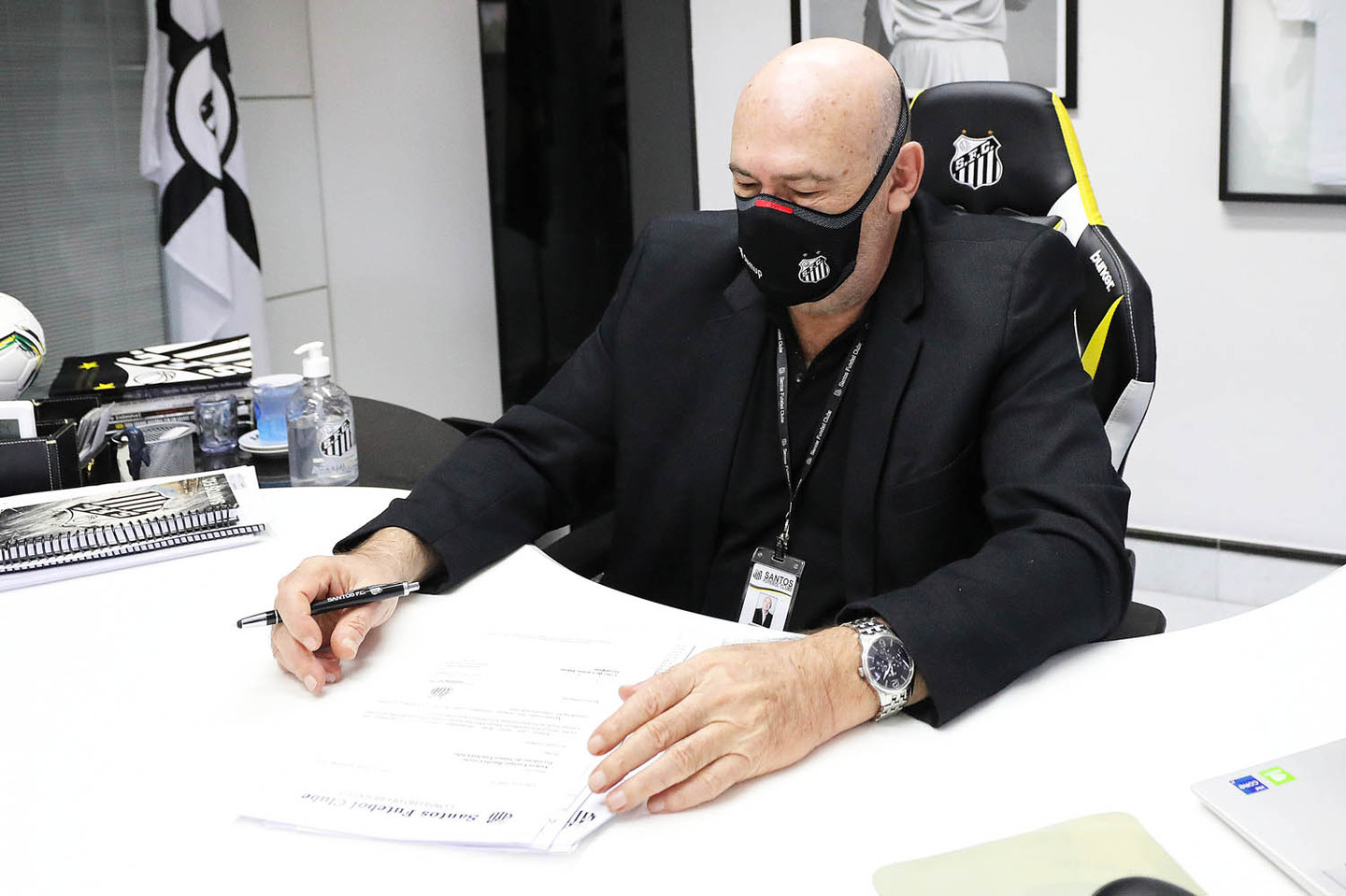 Rueda tem cenário caótico no Santos e tenta achar saída para situação do clube