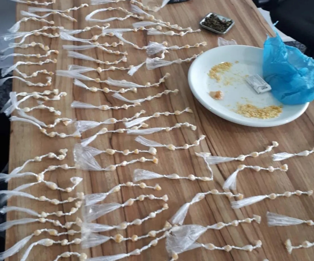 Policiais encontraram 402 pedras de crack na residência do adolescente