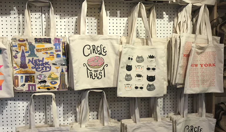 O curso de confecção de ecobags será ministrado pela professora Janaína Klein