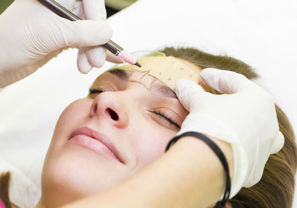 Para participar do curso de design de sobrancelhas e henna basta ser maior de 18 anos e alfabetizado