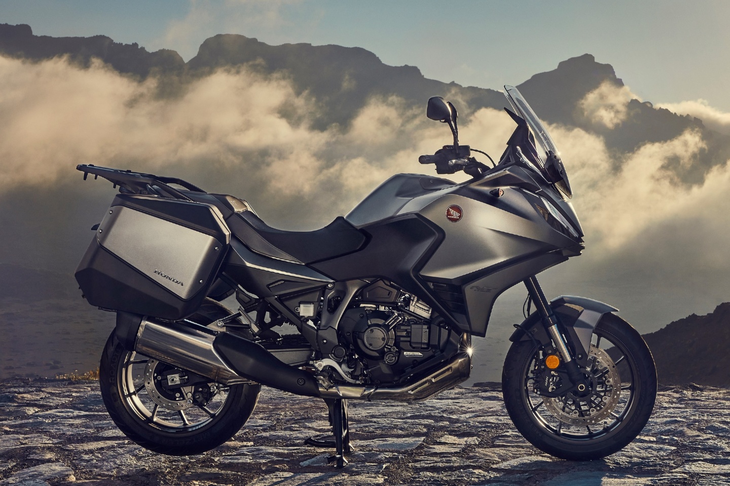 NT1100 parte da base da Africa Twin, com remodelações para que ofereça um comportamento mais adequado no asfalto