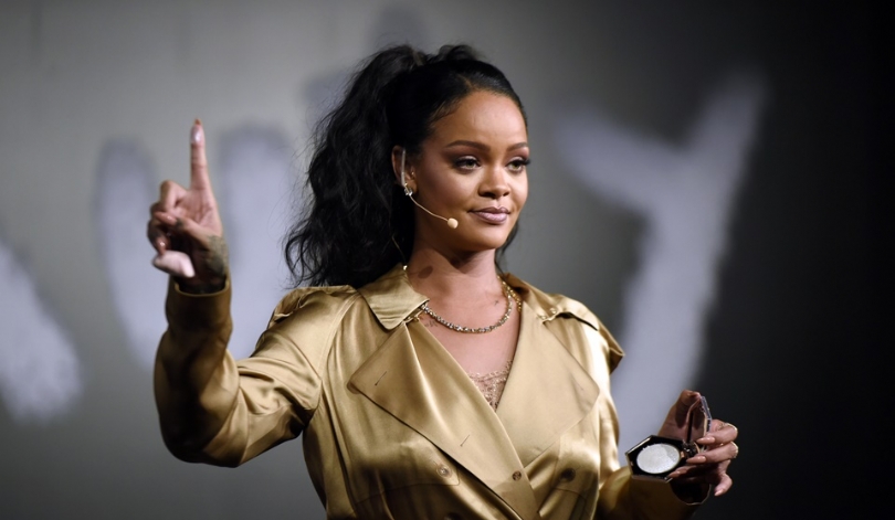 Rihanna ganha título de heroína nacional do dia em que Barbados se torna uma república