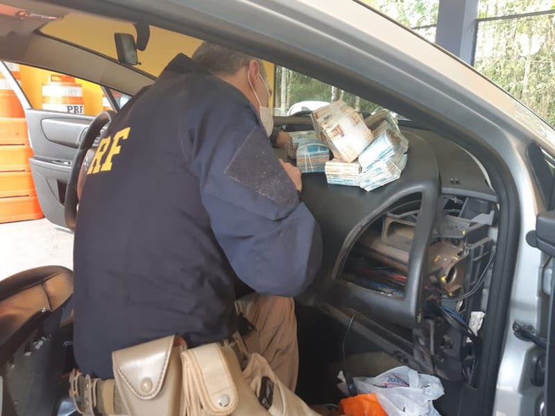 A Polícia Rodoviária Federal (PRF) apreendeu R$ 179.600,00 em notas, na Rodovia Régis Bittencourt