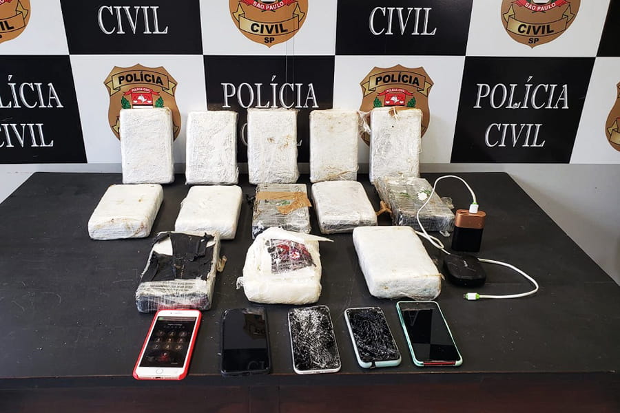 Foram recolhidos cerca de 14 quilos de cocaína, que foram encaminhados à perícia