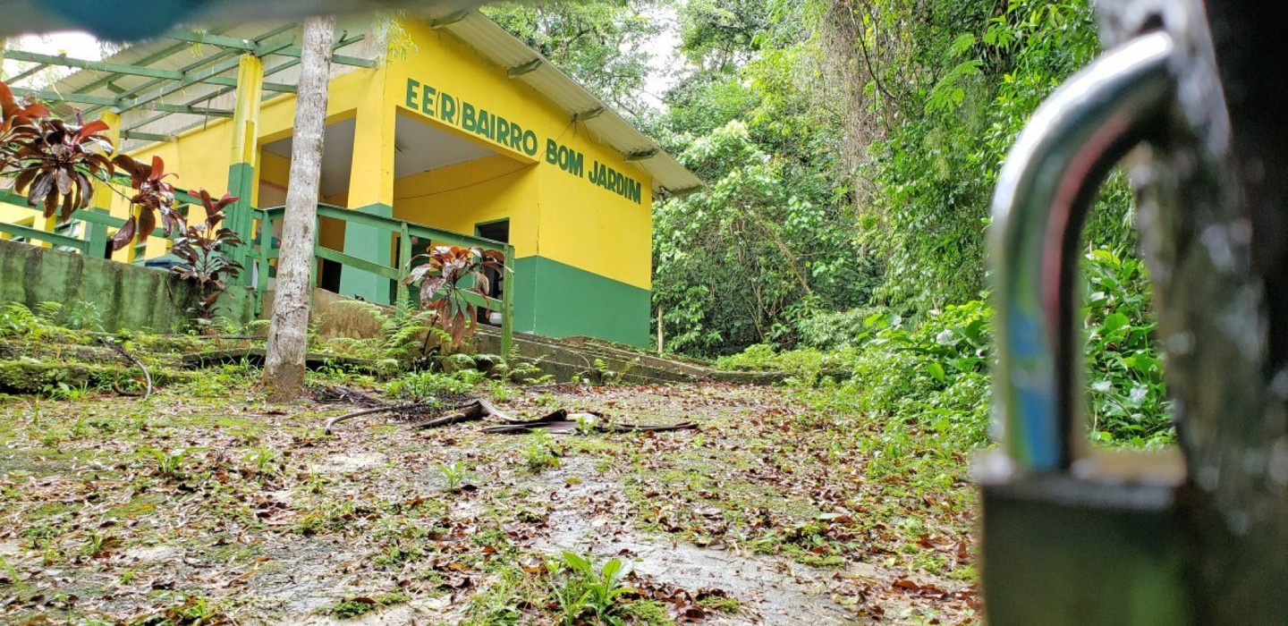 Escola Bom Jardim, na região do Rabo do Dragão, foi abandonada pelo Estado há dois anos. Próxima escola fica a 20 quilômetros de distância
