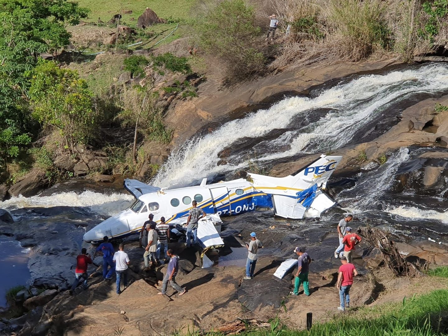 Avião caiu perto de uma cachoeira na serra de Caratinga, interior de Minas Gerais