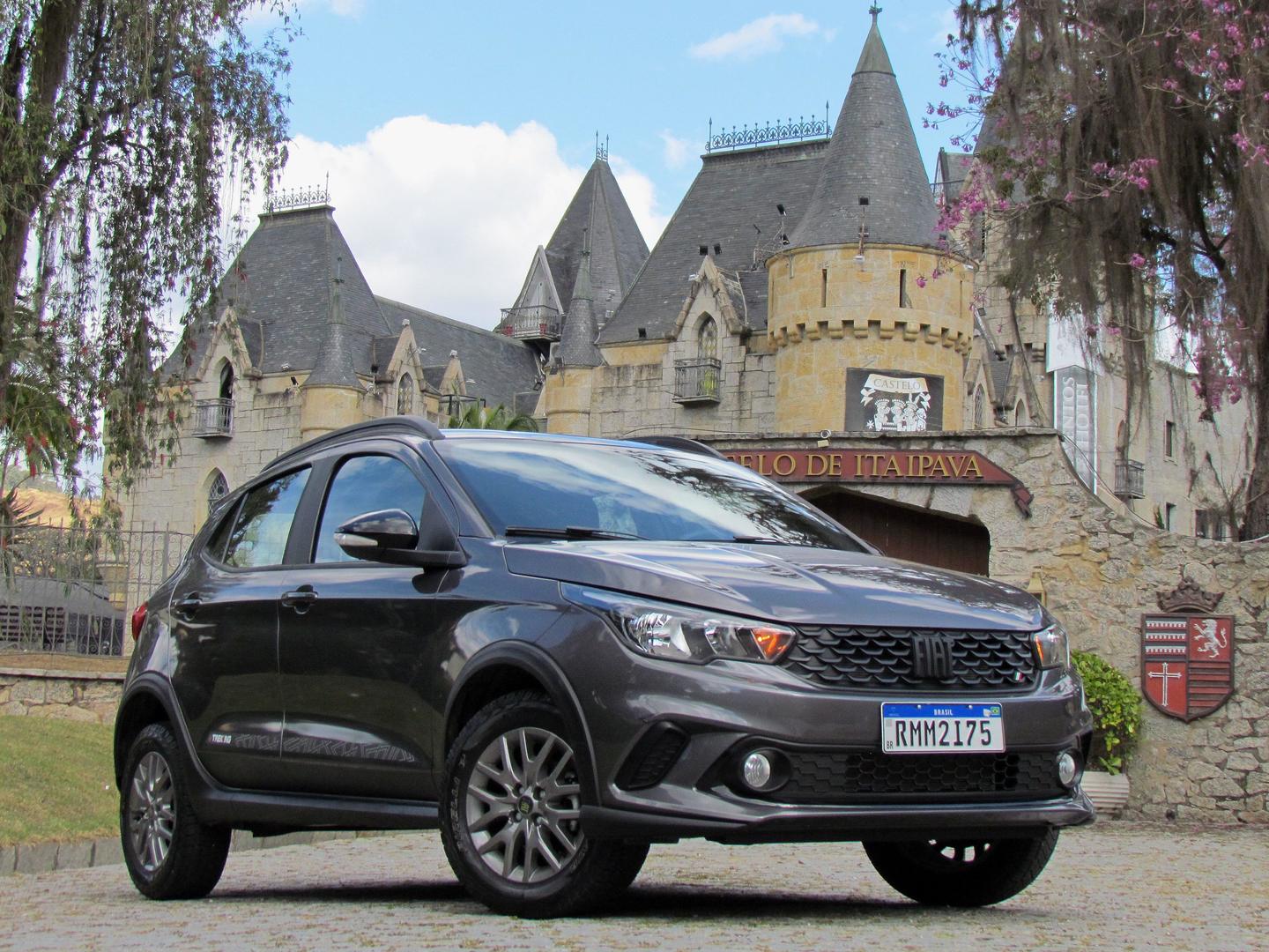 O Argo Trekking foi apresentado em maio de 2019 e, além do design inspirado nos utilitários esportivos, trouxe diferenciais que habilitam o hatch para trilhas leves