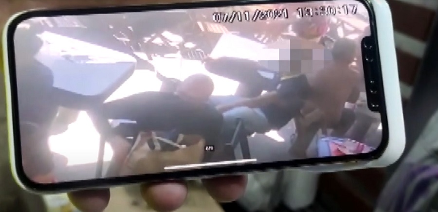 Câmeras de monitoramento do comércio registraram o momento do furto do celular do turista