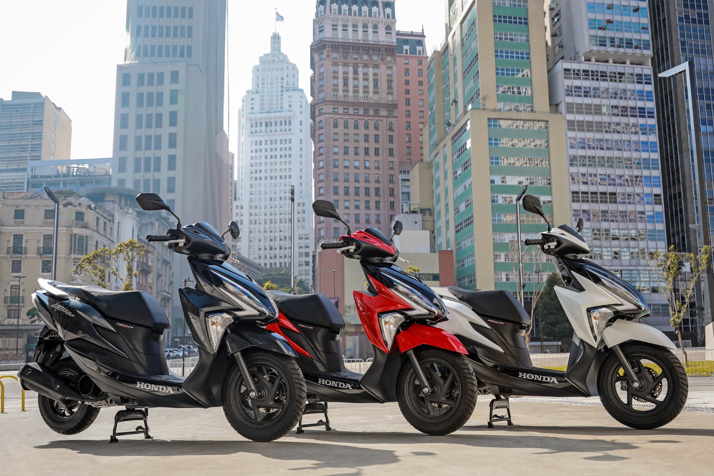 A Honda Elite 125 2022 é oferecida em três opções de cor: vermelho perolizado, branco e a inédita cinza metálico