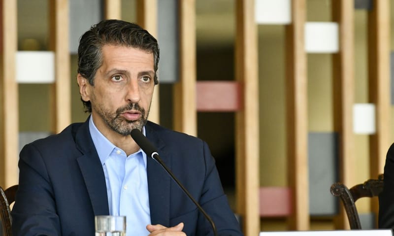 O ministro do Meio Ambiente Joaquim Leite anuncia meta de redução da emissão de gases poluentes na COP26