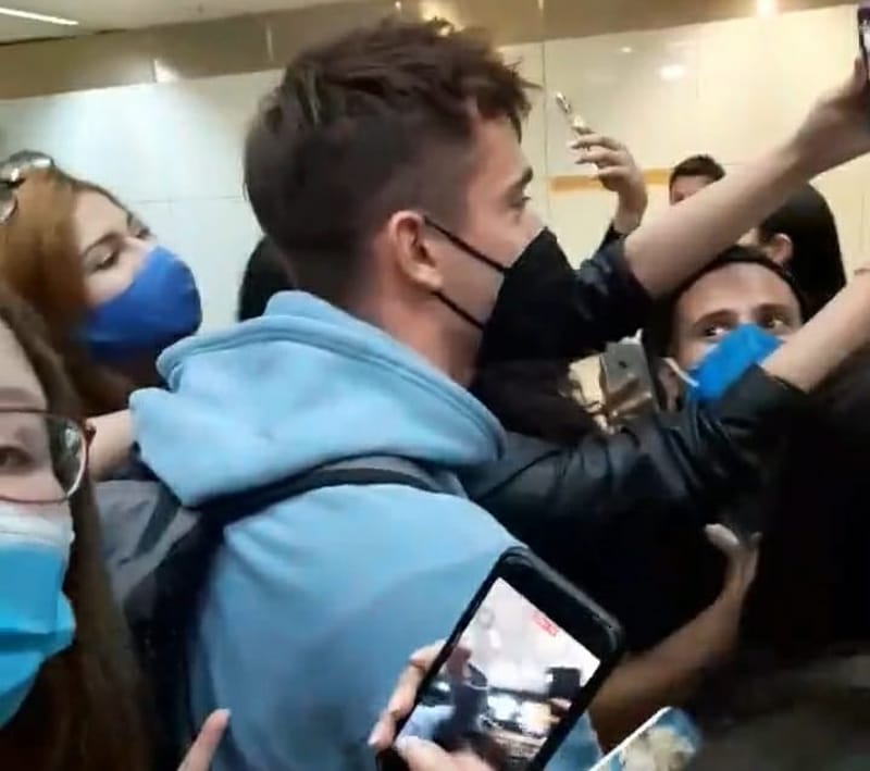 Charles Leclerc foi muito assediado pelos fãs ao chegar em território brasileiro para o GP de São Paulo