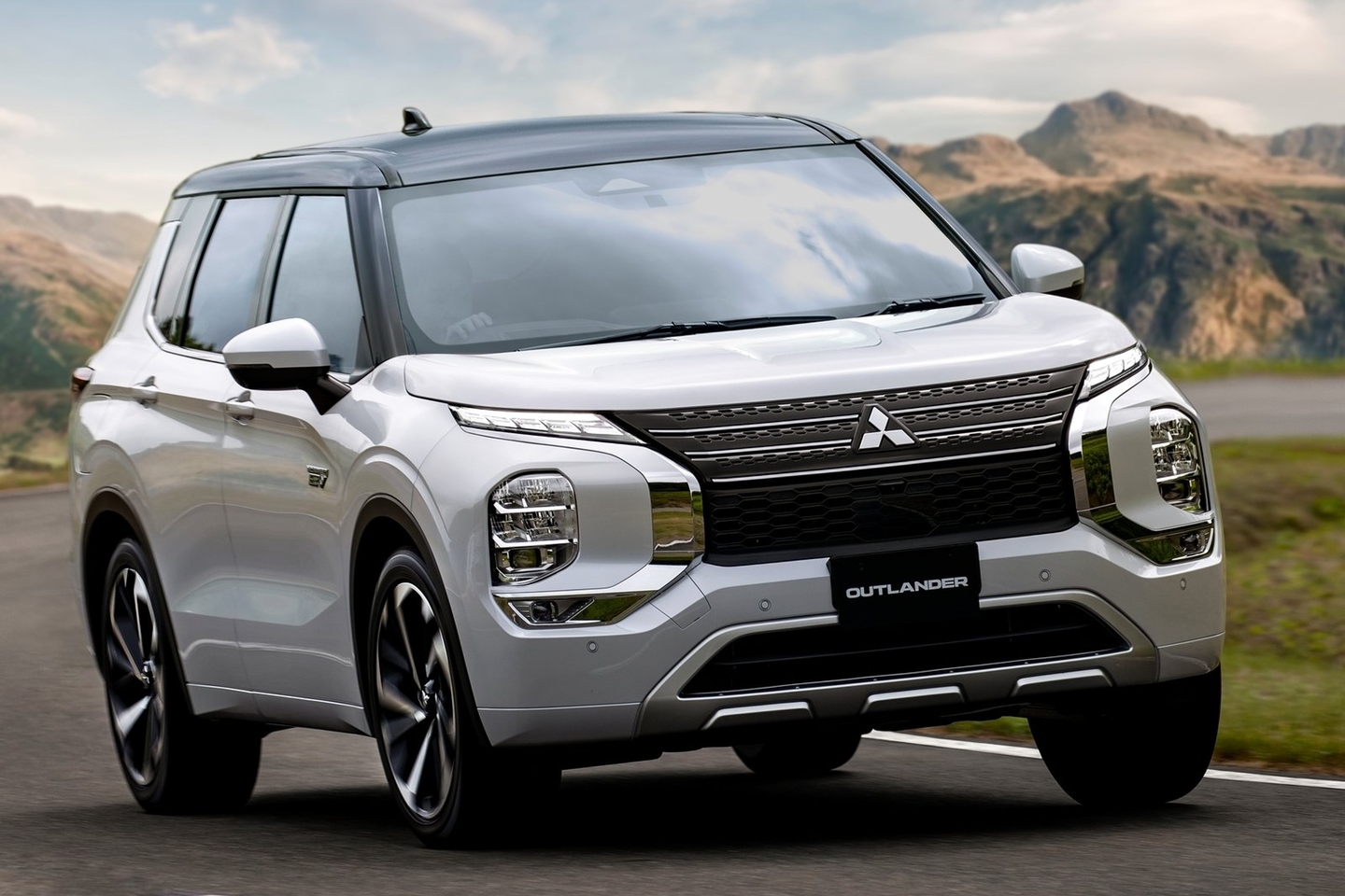 Para aumentar seu apelo como um veículo elétrico, a Mitsubishi atualizou os componentes do Outlander, estendeu sua gama de condução e aprimorou a aceleração