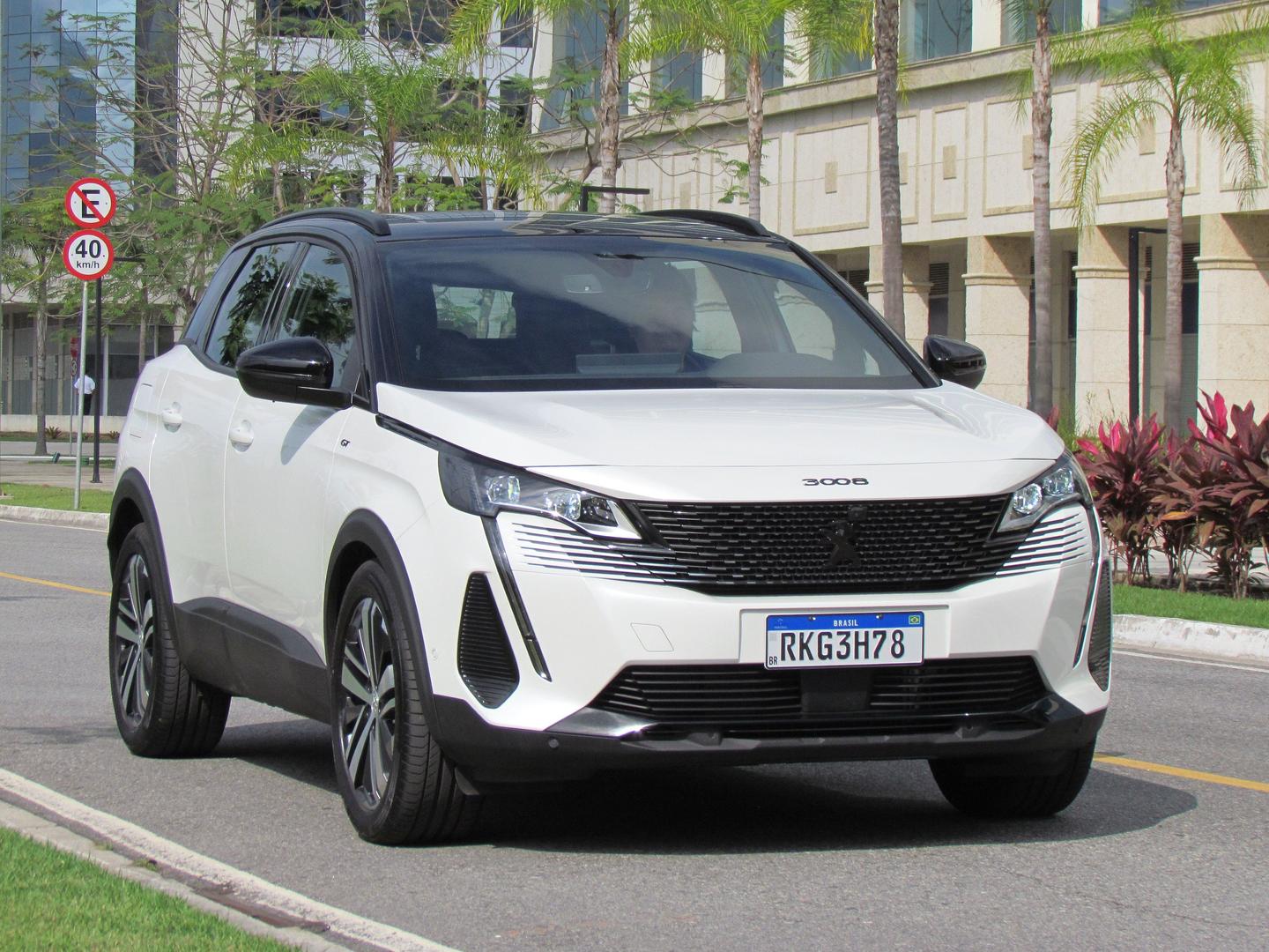 A versão GT do 3008 incorpora tecnologias semi-autônomas que oferecem auxílio à condução