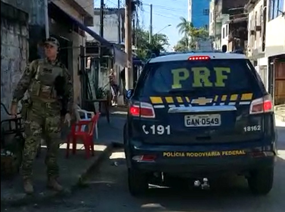 Cerca de 230 agentes foram até a comunidade Santa Cruz dos Navegantes, em Guarujá
