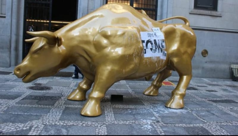 Ativistas se reuniram para colar na peça um cartaz (um lambe-lambe) onde se lê 'fome'