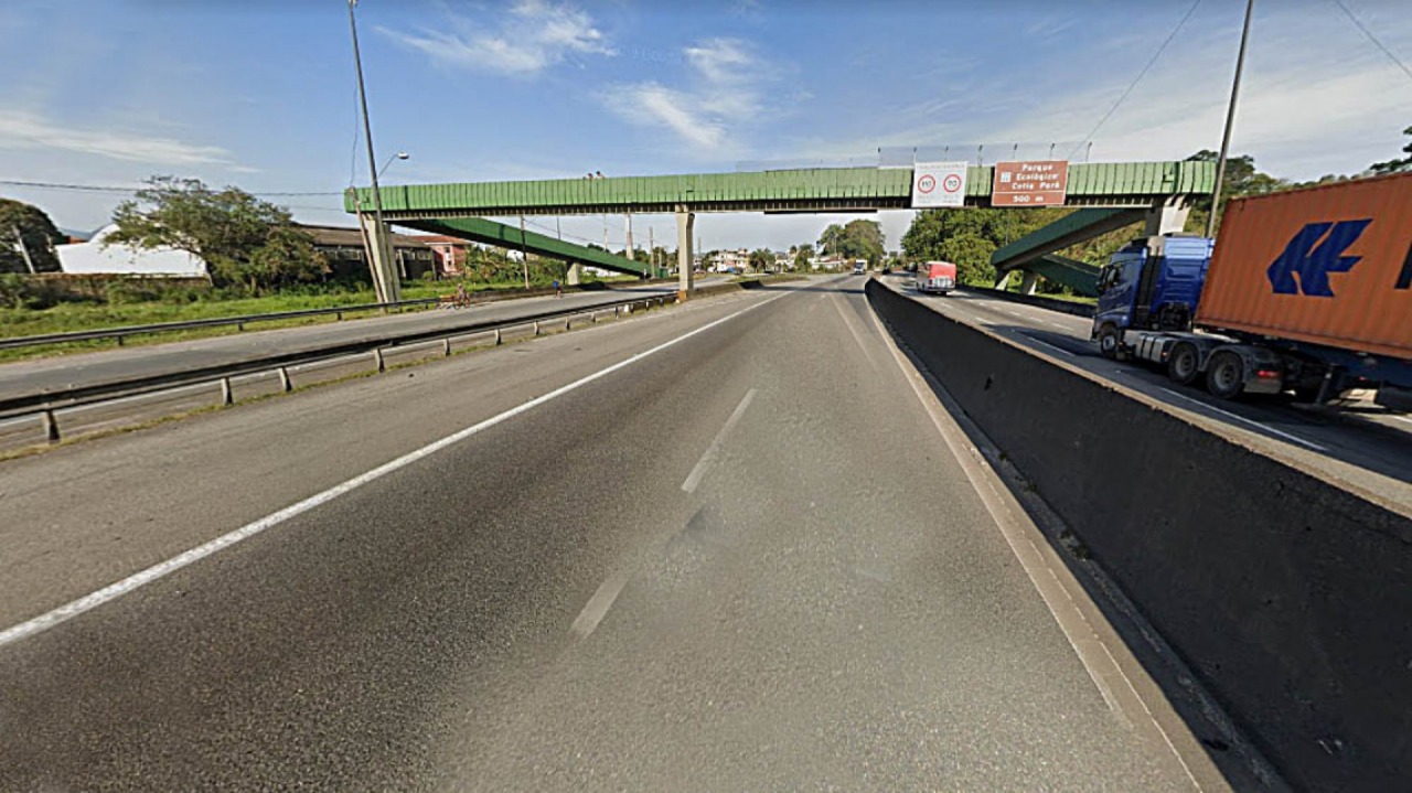 Ecovias interdita via após caminhão colidir contra passarela que liga Cotia à Vila São José