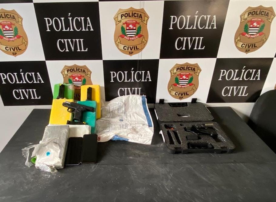 Além dos seis tablets de cocaína, também foi apreendida uma pistola 9mm sem munição e três carregadores em sua residência em Praia Grande