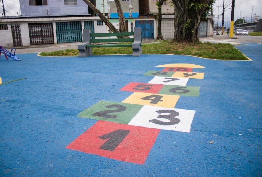 Praça é revitalizada e vira opção de lazer para crianças na Esplanada dos Barreiros, em São Vicente