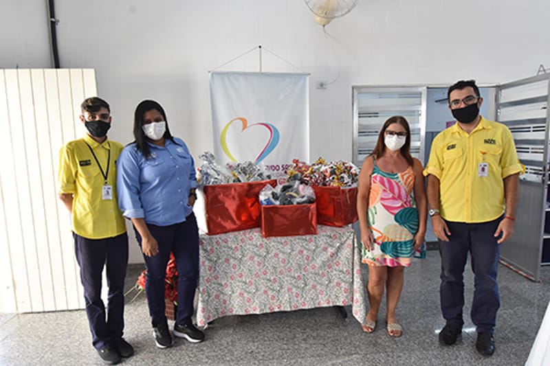 Poupatempo doa presentes de Natal para crianças de Praia Grande