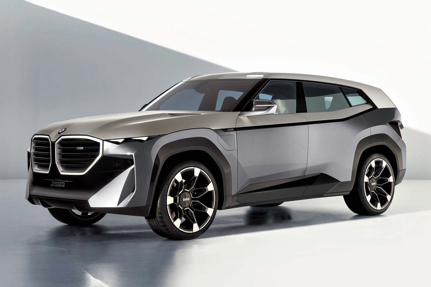 A imagem do BMW Concept XM combina luxo, performance e design