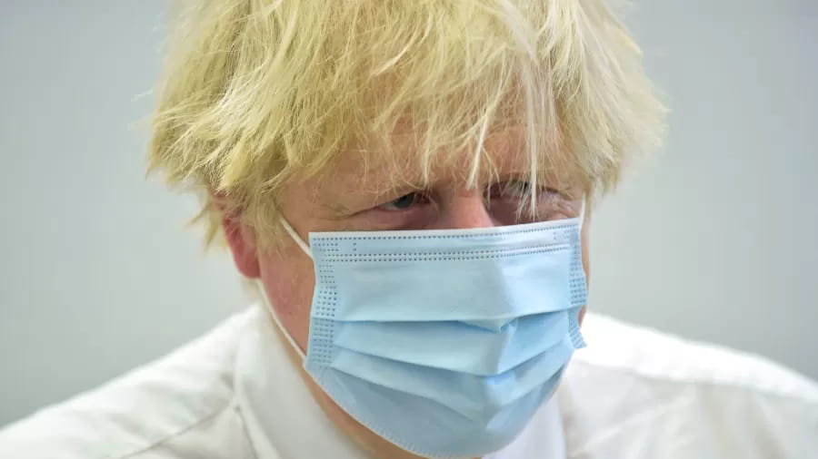 Reino Unido confirma primeira morte causada pela variante ômicron e primeiro-ministro Boris Johnson faz um alerta