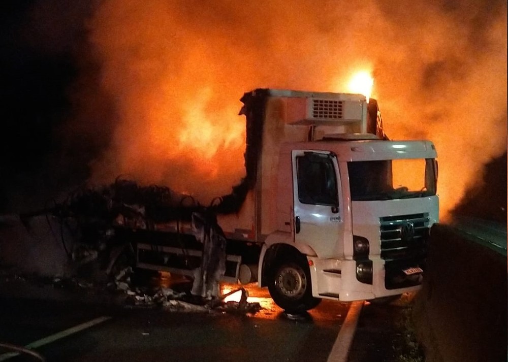 Equipes da Ecovias, concessionária que administra o trecho, e do Corpo de Bombeiros foram acionadas. O fogo foi controlado por volta de 5h