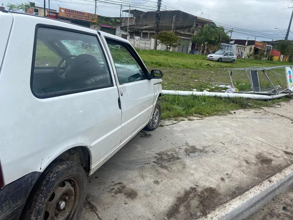 Carro desgovernado atropelou e matou uma mulher, de 41 anos, na Área Continental de São Vicente