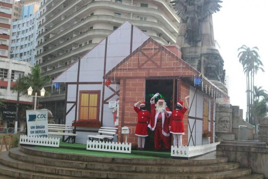 Casinha do Papai Noel arrecada mais de 400 brinquedos no Gonzaga, em Santos