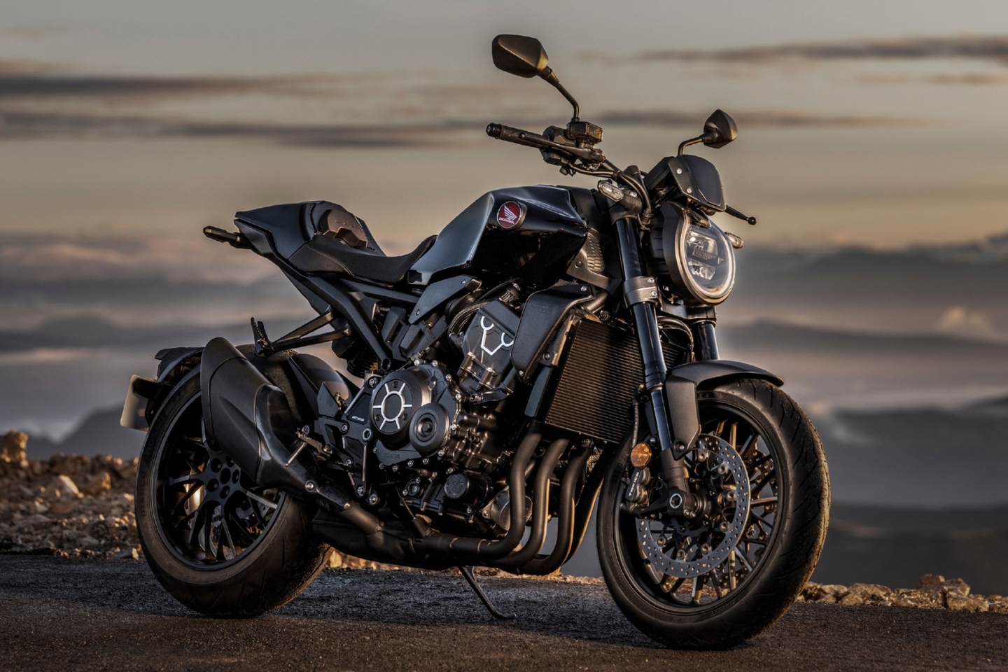 Em 2022, a CB 1000R passará a ser oferecida em duas versões: a normal e a Black Edition (foto)
